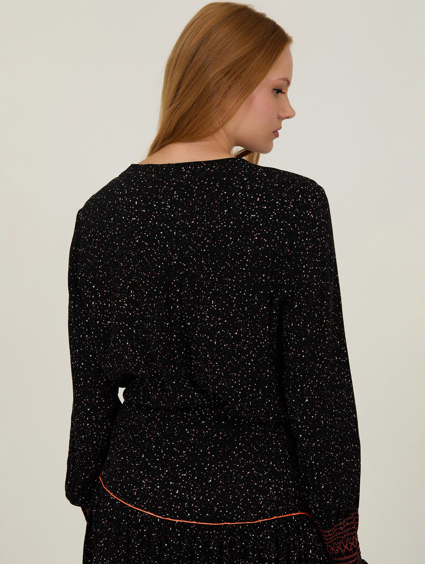 Schwarze Bluse mit Musterprint und feinen Details - Blossom Hair & Fashion