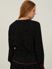 Schwarze Bluse mit Musterprint und feinen Details - Blossom Hair & Fashion
