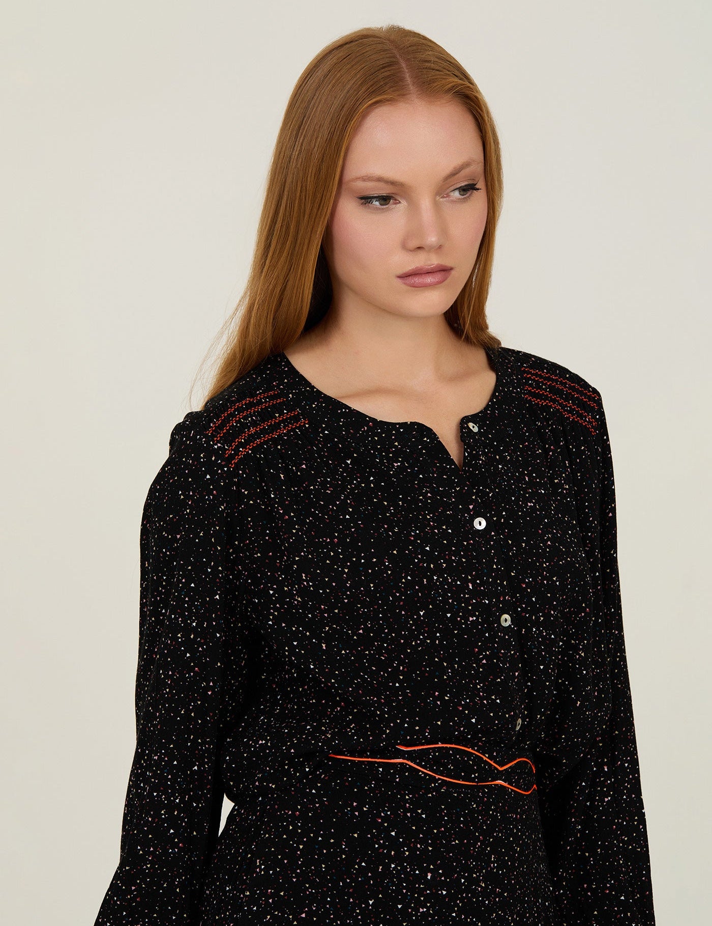 Schwarze Bluse mit Musterprint und feinen Details - Blossom Hair & Fashion