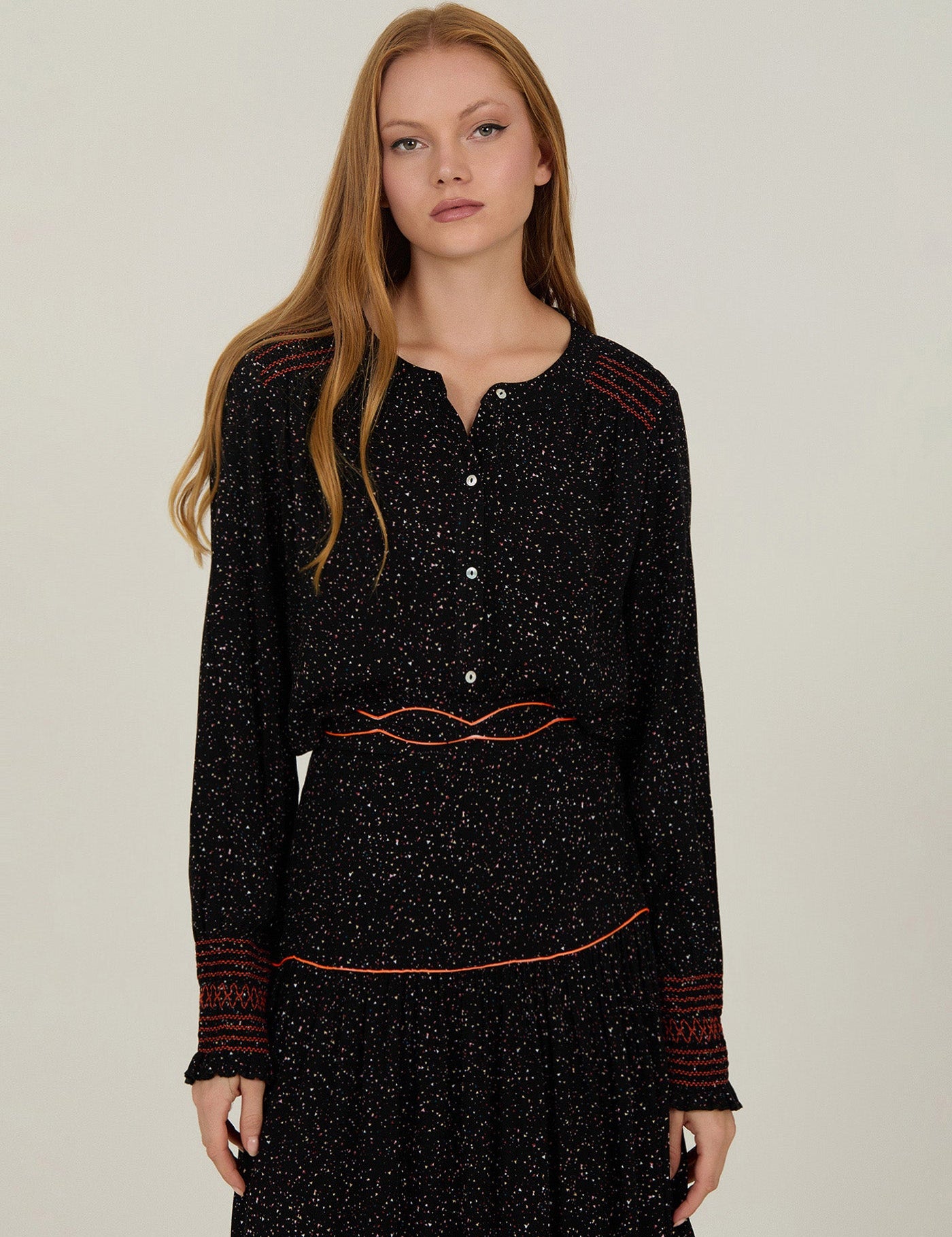 Schwarze Bluse mit Musterprint und feinen Details - Blossom Hair & Fashion