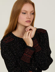 Schwarze Bluse mit Musterprint und feinen Details - Blossom Hair & Fashion