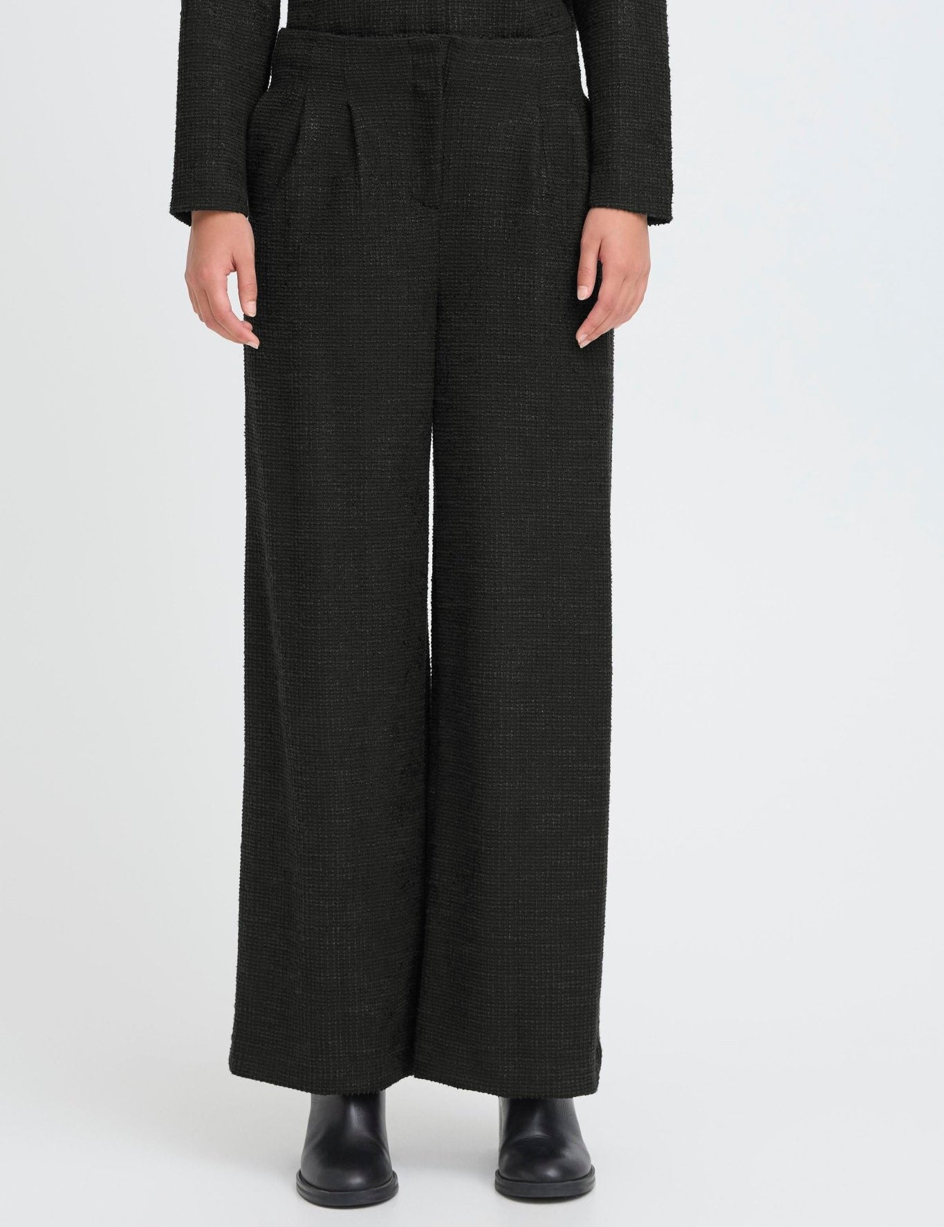 Schwarze High - Waist - Hose mit weitem Bein - Blossom Hair & Fashion