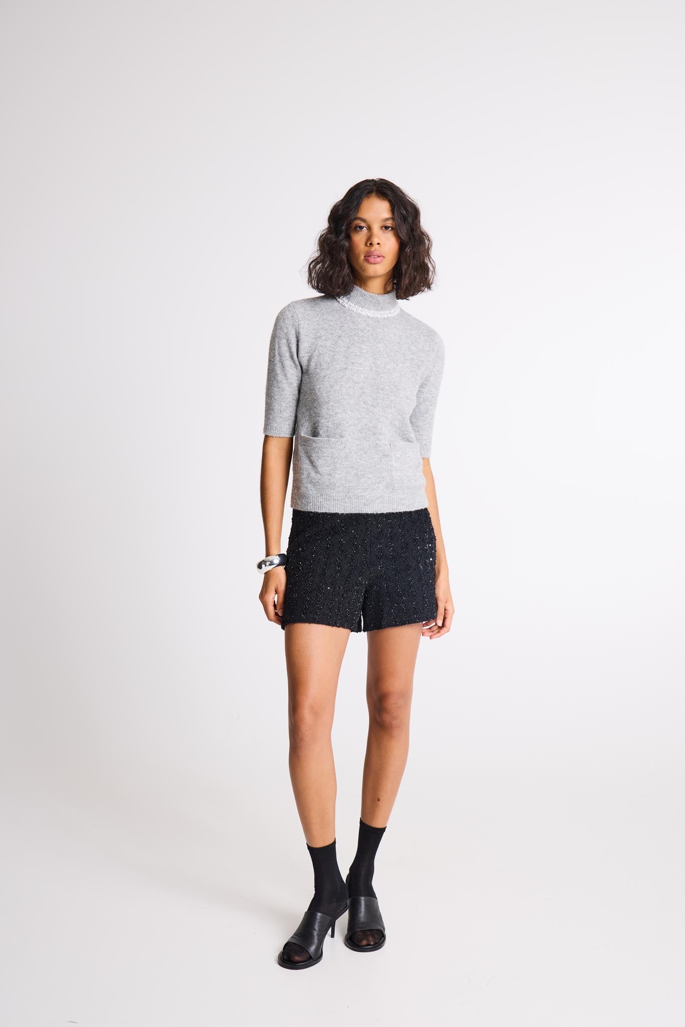 Schwarze High - Waist - Shorts mit Struktur und Glanz - Blossom Hair & Fashion