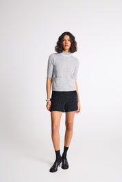 Schwarze High - Waist - Shorts mit Struktur und Glanz - Blossom Hair & Fashion