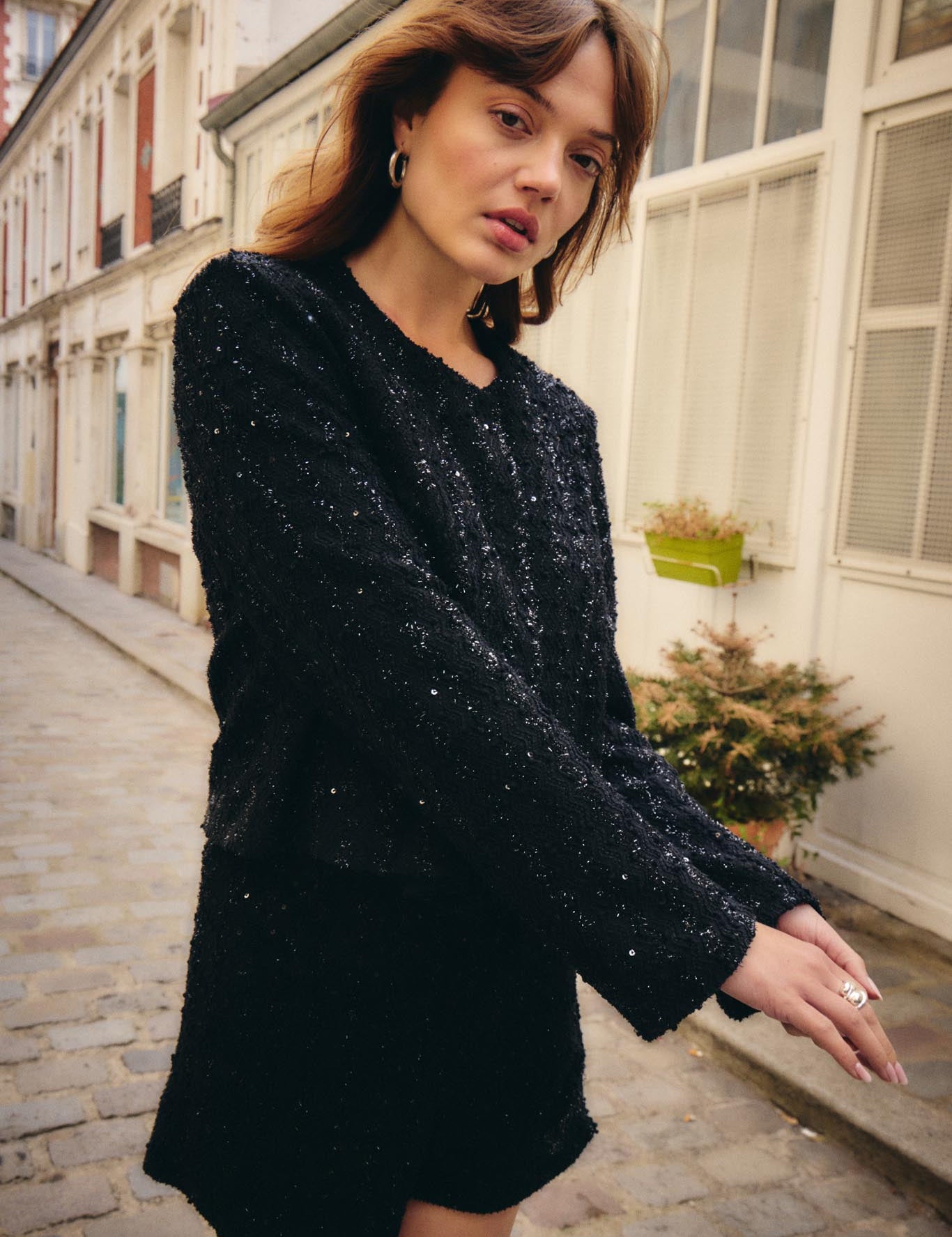 Schwarze High - Waist - Shorts mit Struktur und Glanz - Blossom Hair & Fashion