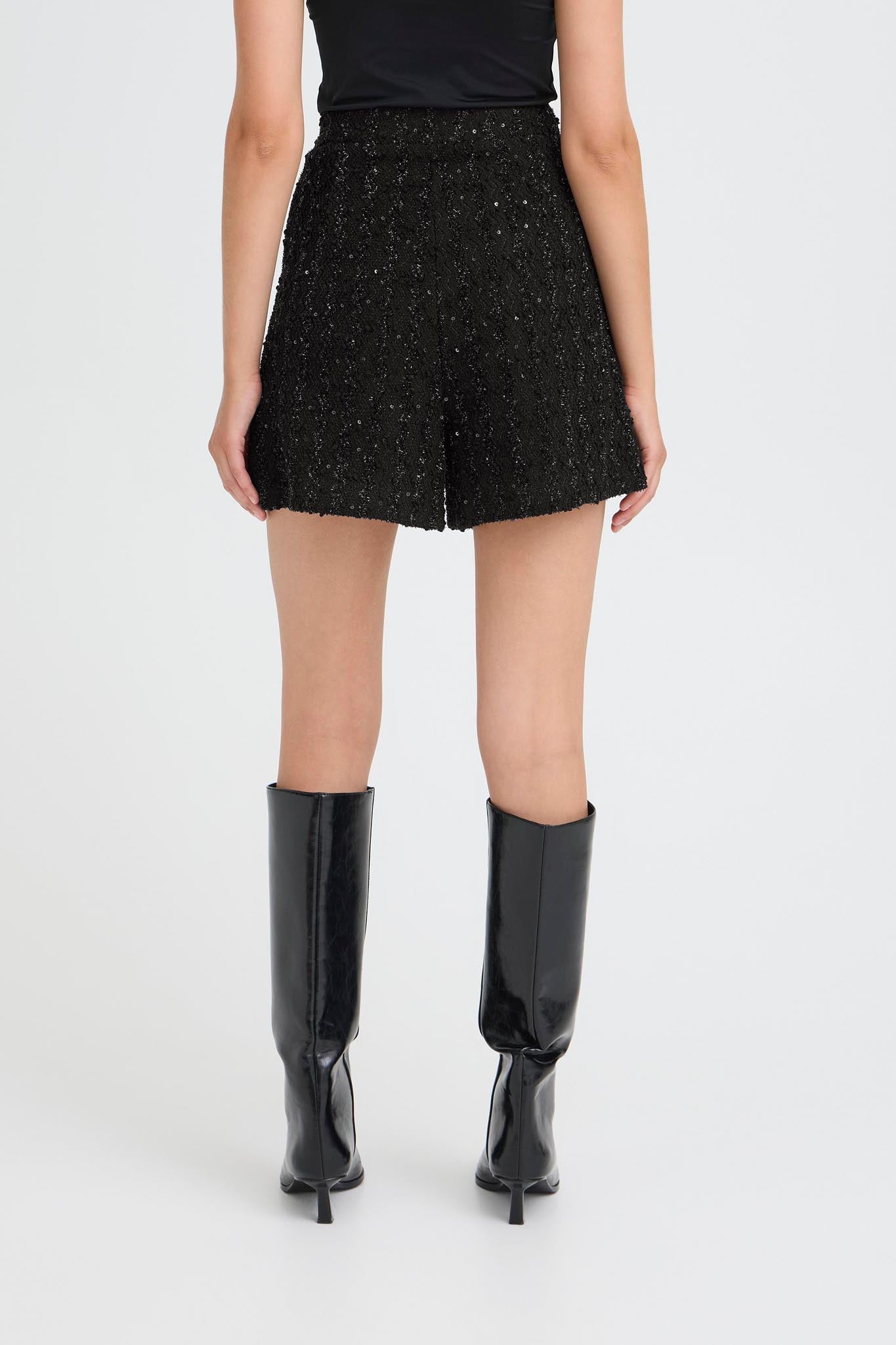 Schwarze High - Waist - Shorts mit Struktur und Glanz - Blossom Hair & Fashion