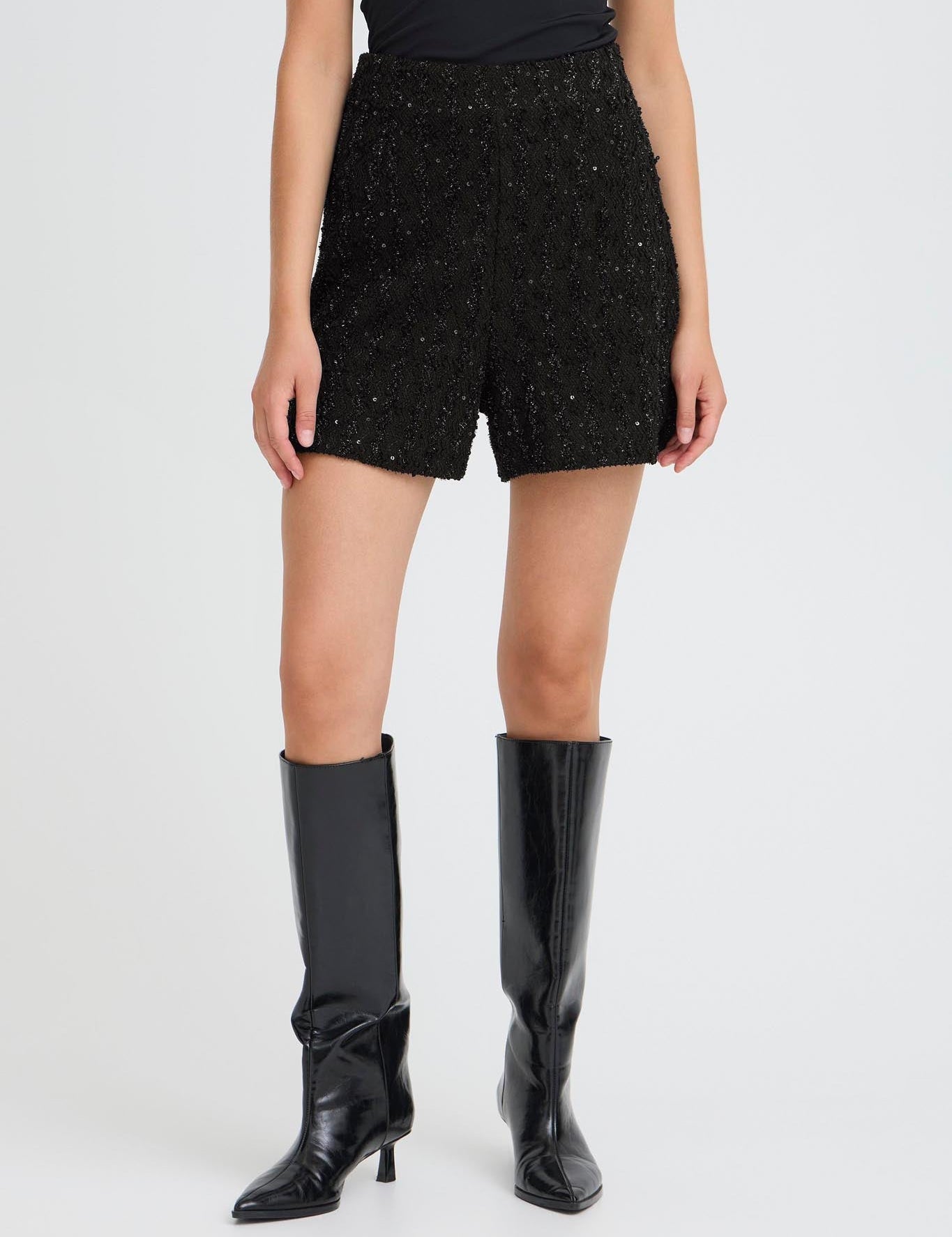 Schwarze High - Waist - Shorts mit Struktur und Glanz - Blossom Hair & Fashion