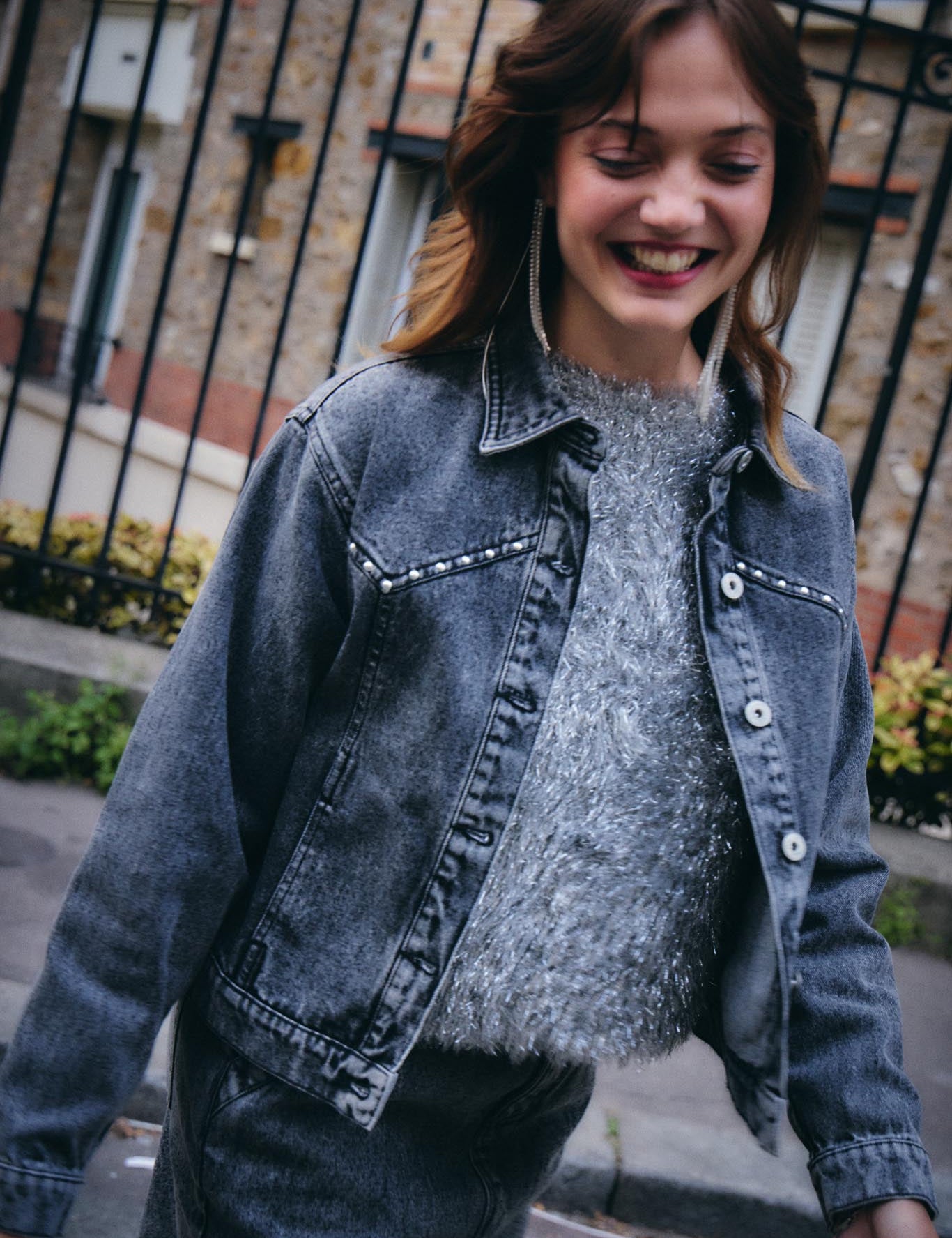 Schwarze Jeansjacke mit Nieten - Details - Blossom Hair & Fashion