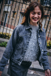 Schwarze Jeansjacke mit Nieten - Details - Blossom Hair & Fashion