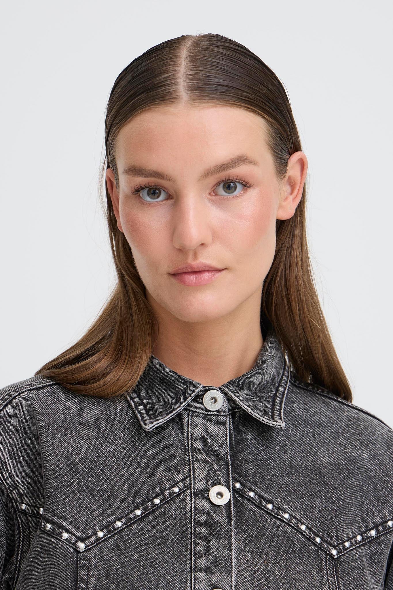 Schwarze Jeansjacke mit Nieten - Details - Blossom Hair & Fashion