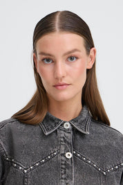 Schwarze Jeansjacke mit Nieten - Details - Blossom Hair & Fashion