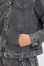 Schwarze Jeansjacke mit Nieten - Details - Blossom Hair & Fashion