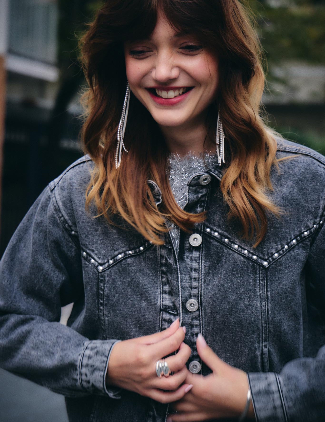 Schwarze Jeansjacke mit Nieten - Details - Blossom Hair & Fashion