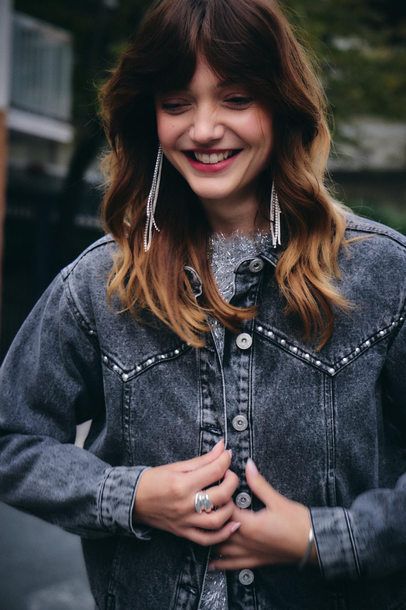 Schwarze Jeansjacke mit Nieten - Details - Blossom Hair & Fashion