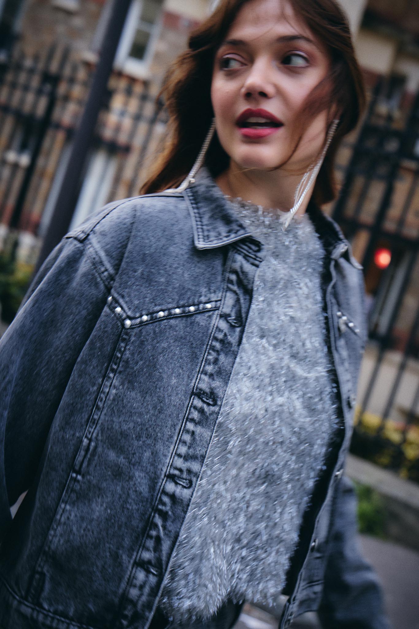 Schwarze Jeansjacke mit Nieten - Details - Blossom Hair & Fashion