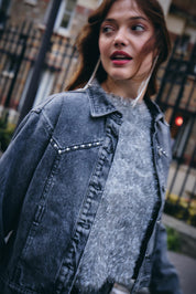 Schwarze Jeansjacke mit Nieten - Details - Blossom Hair & Fashion