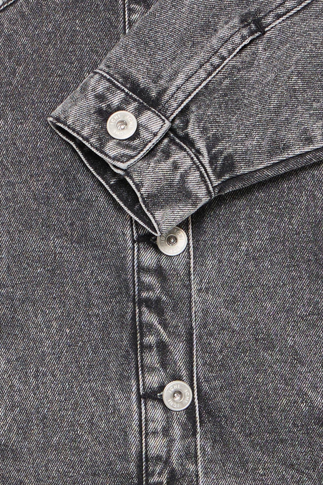 Schwarze Jeansjacke mit Nieten - Details - Blossom Hair & Fashion