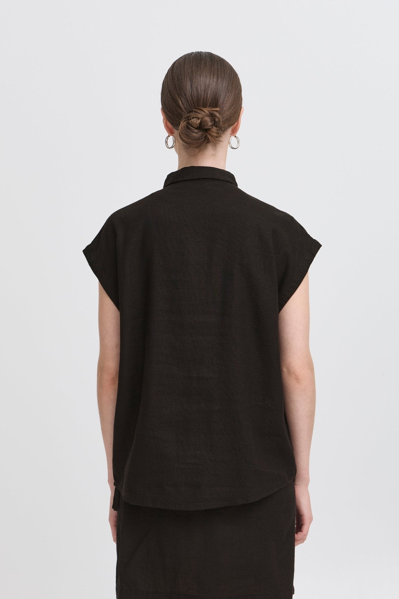 Schwarze Kurzarmbluse mit Kragen - Blossom Hair & Fashion