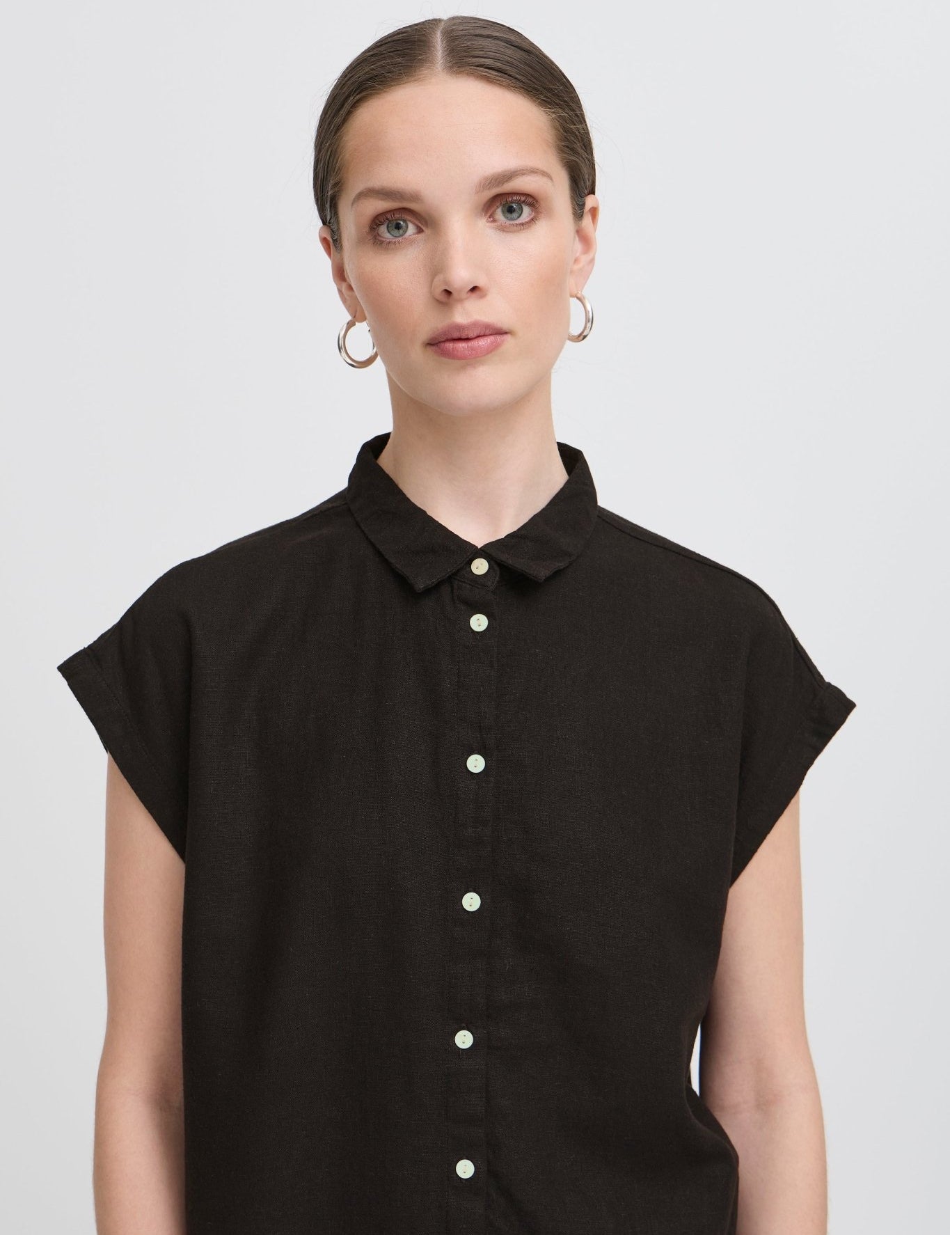 Schwarze Kurzarmbluse mit Kragen - Blossom Hair & Fashion