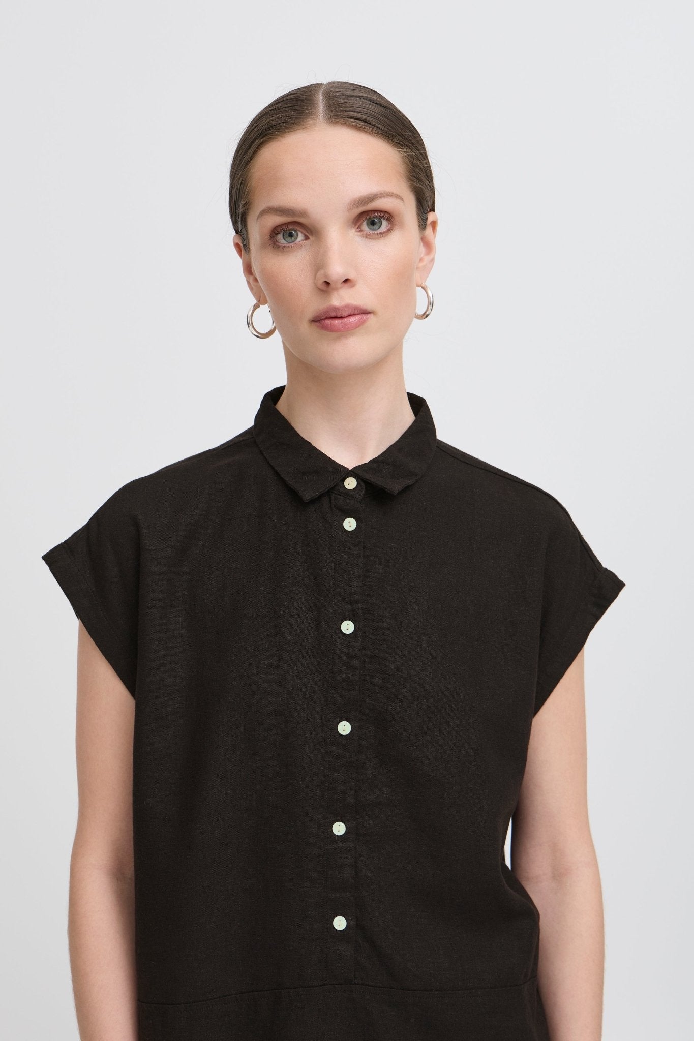 Schwarze Kurzarmbluse mit Kragen - Blossom Hair & Fashion