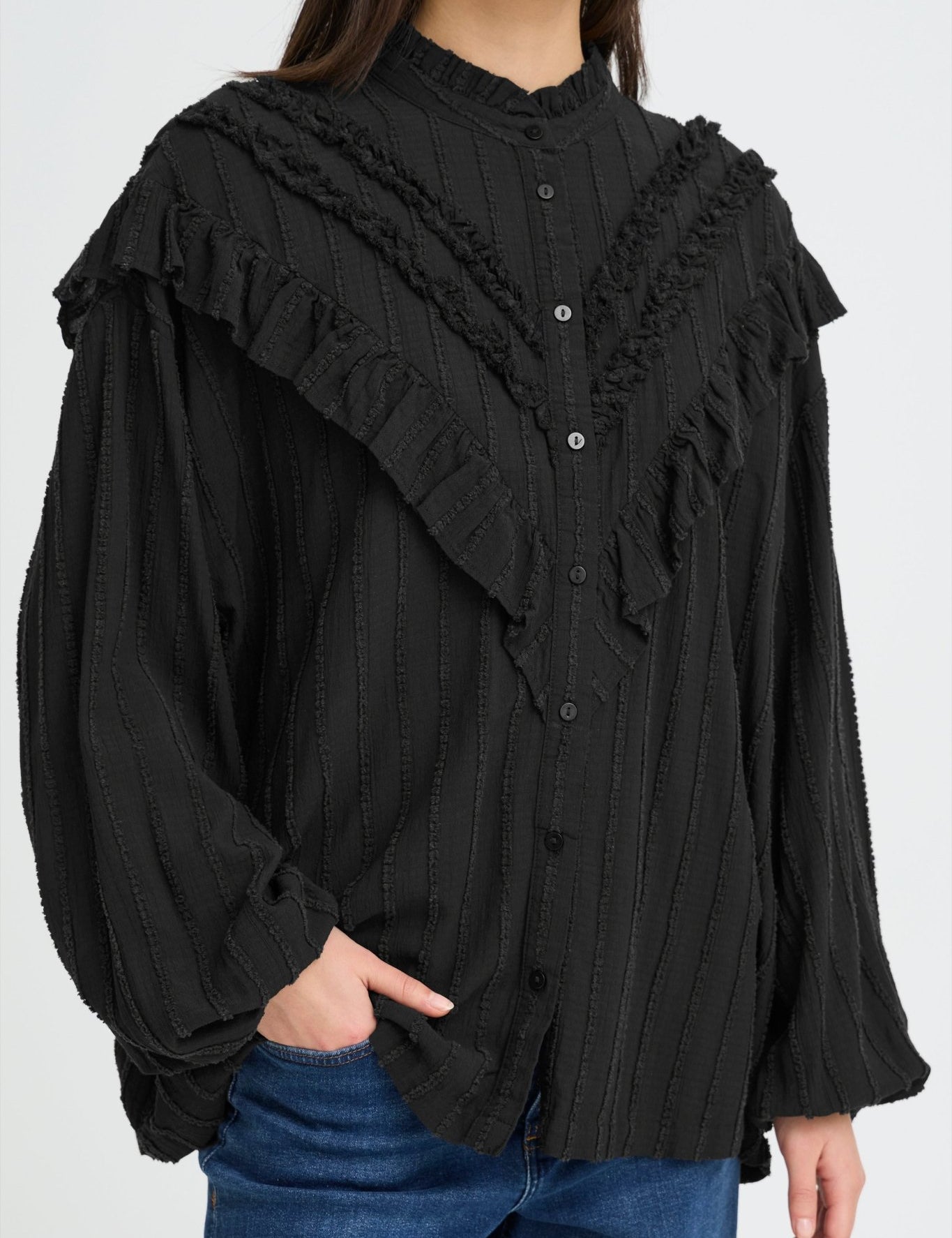 Schwarze Rüschenbluse mit Struktur - Blossom Hair & Fashion