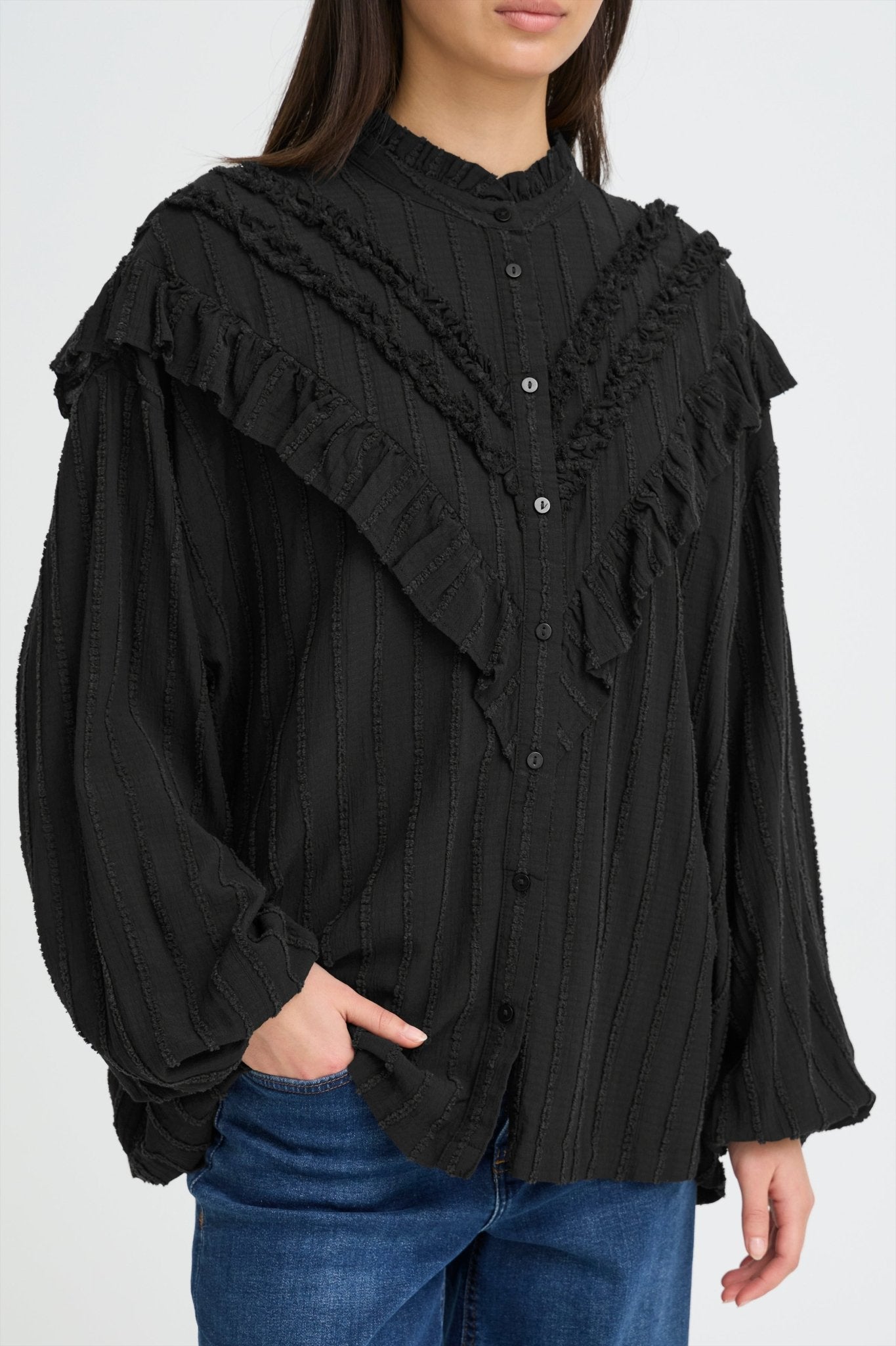 Schwarze Rüschenbluse mit Struktur - Blossom Hair & Fashion