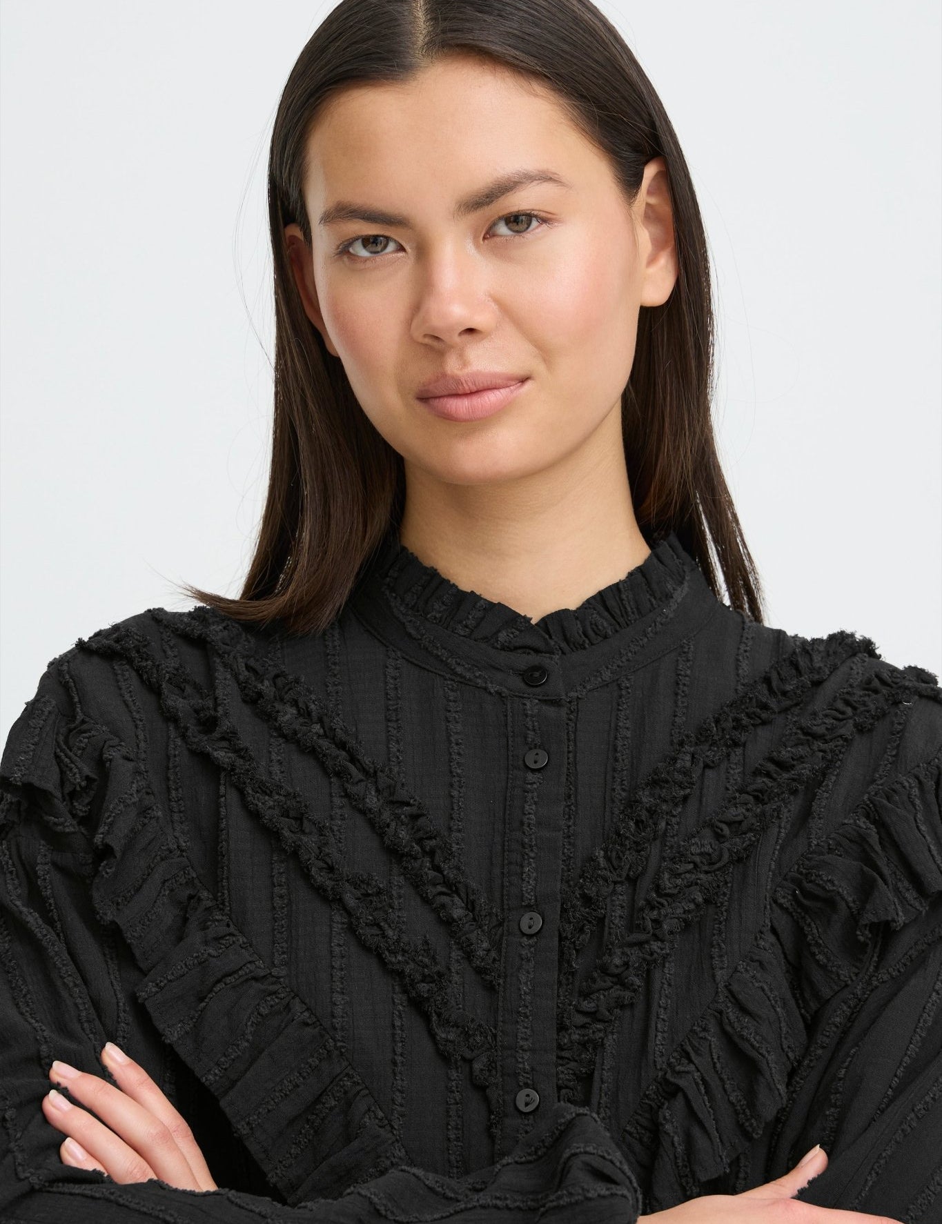 Schwarze Rüschenbluse mit Struktur - Blossom Hair & Fashion