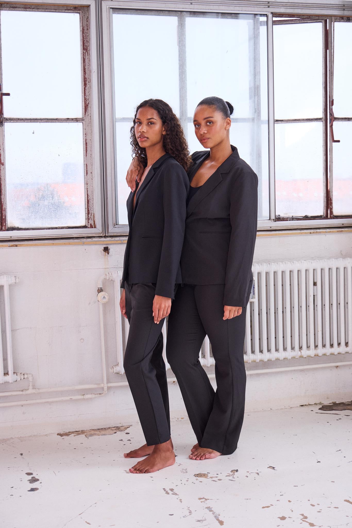 Schwarze Stoffhose mit weitem Bein - Blossom Hair & Fashion