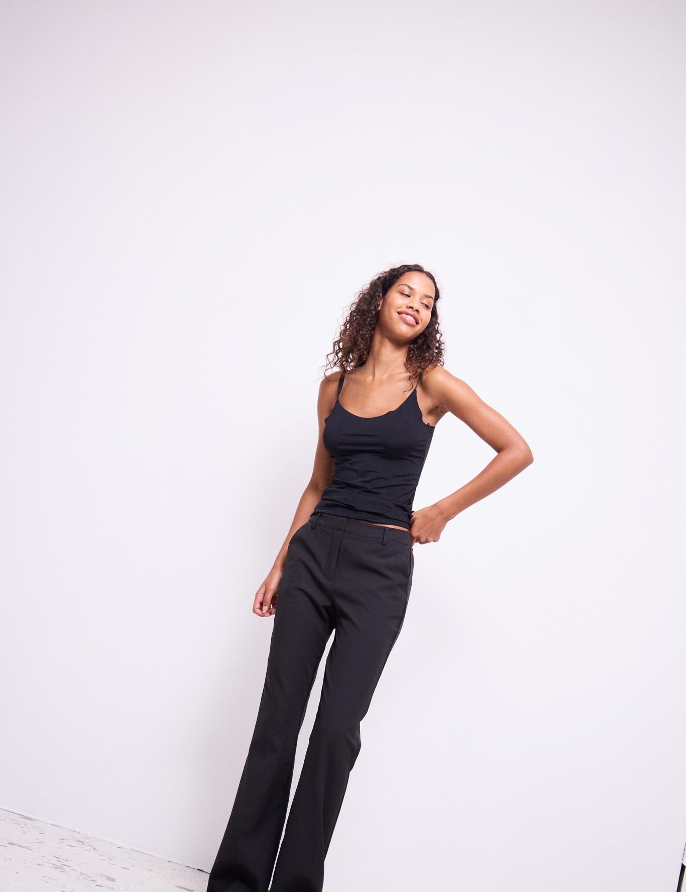 Schwarze Stoffhose mit weitem Bein - Blossom Hair & Fashion