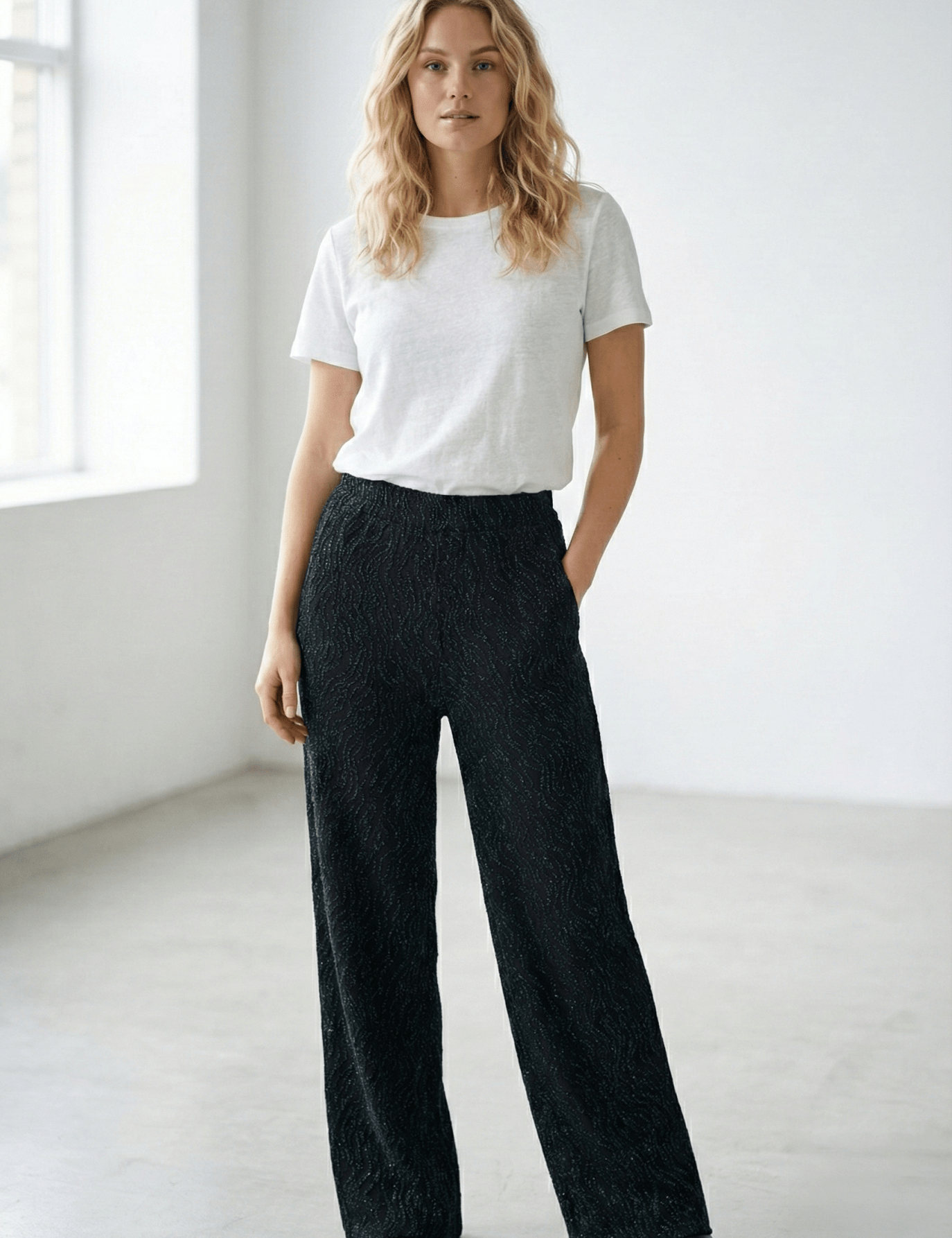 Schwarze Wide - Leg - Hose mit schimmernder Struktur in grün - Blossom Hair & Fashion