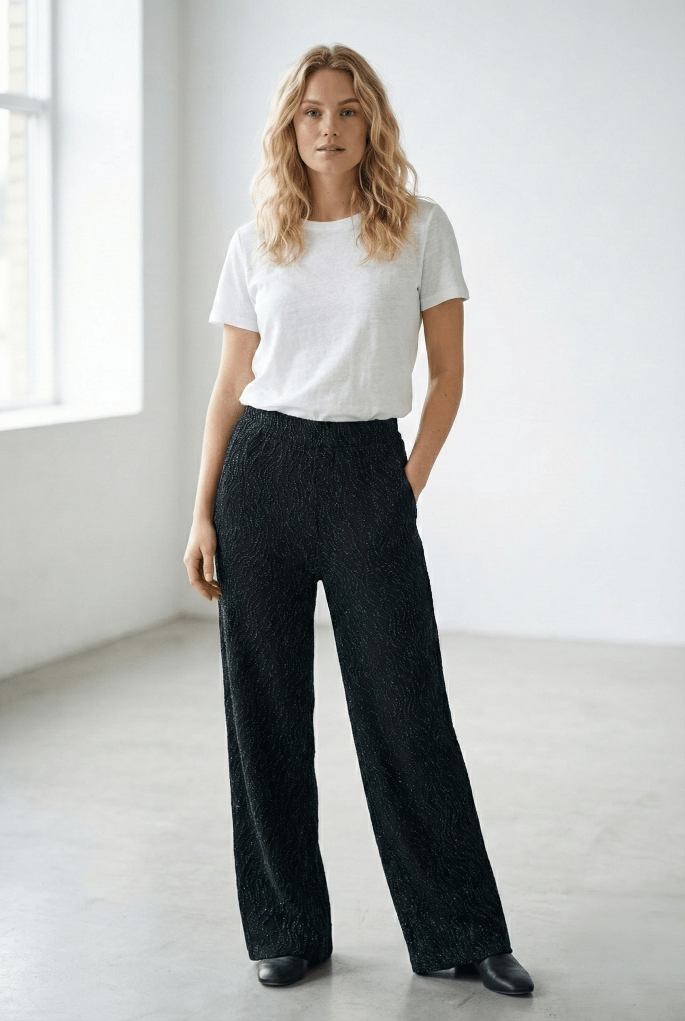 Schwarze Wide - Leg - Hose mit schimmernder Struktur in grün - Blossom Hair & Fashion