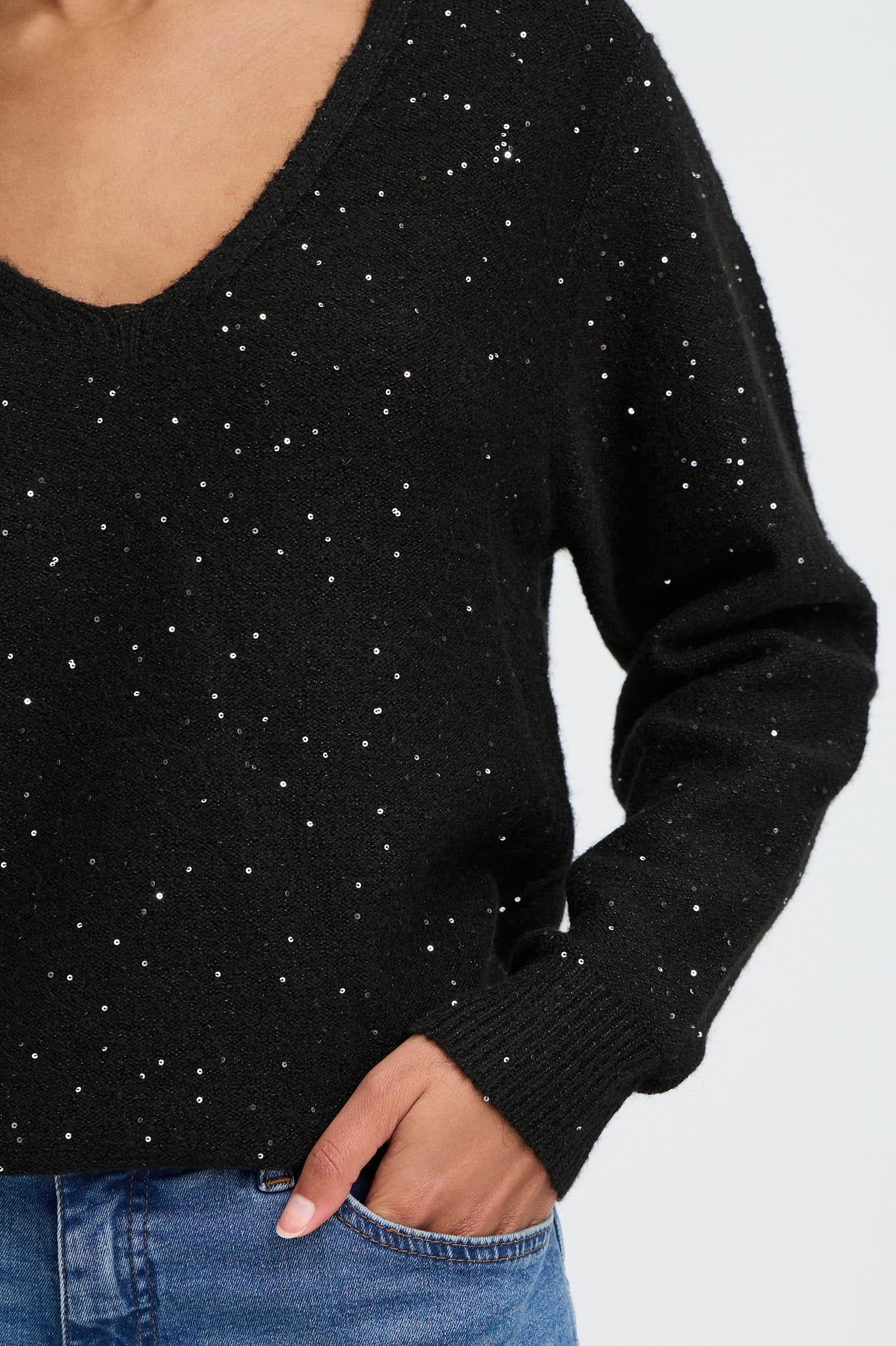 Schwarzer Glitzerpullover mit V - Ausschnitt - Blossom Hair & Fashion