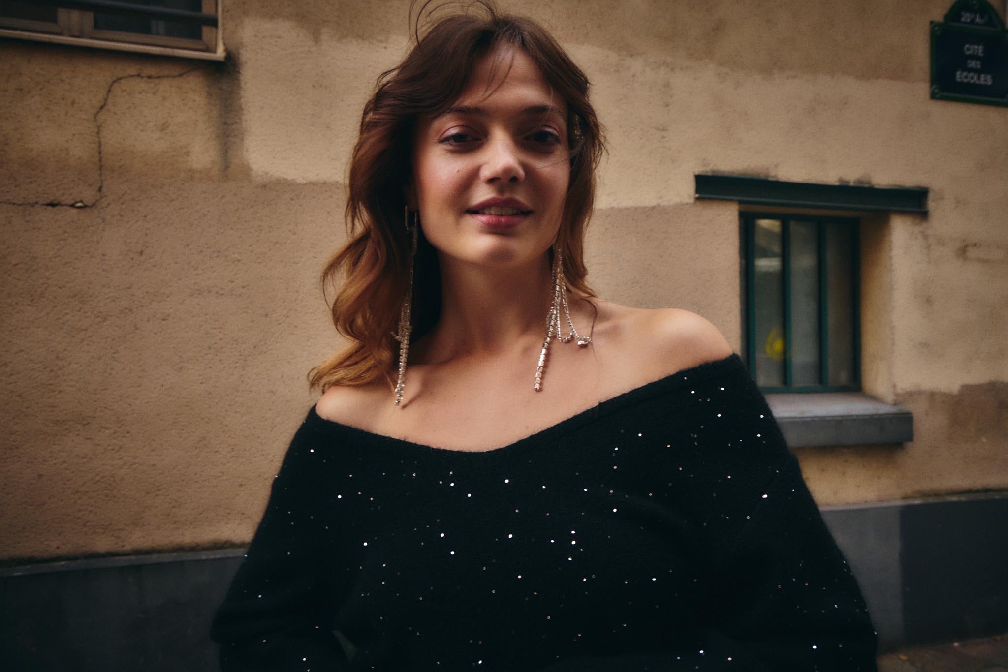 Schwarzer Glitzerpullover mit V - Ausschnitt - Blossom Hair & Fashion