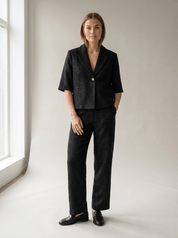 Schwarzer Kurzblazer mit Glanzstruktur - Blossom Hair & Fashion