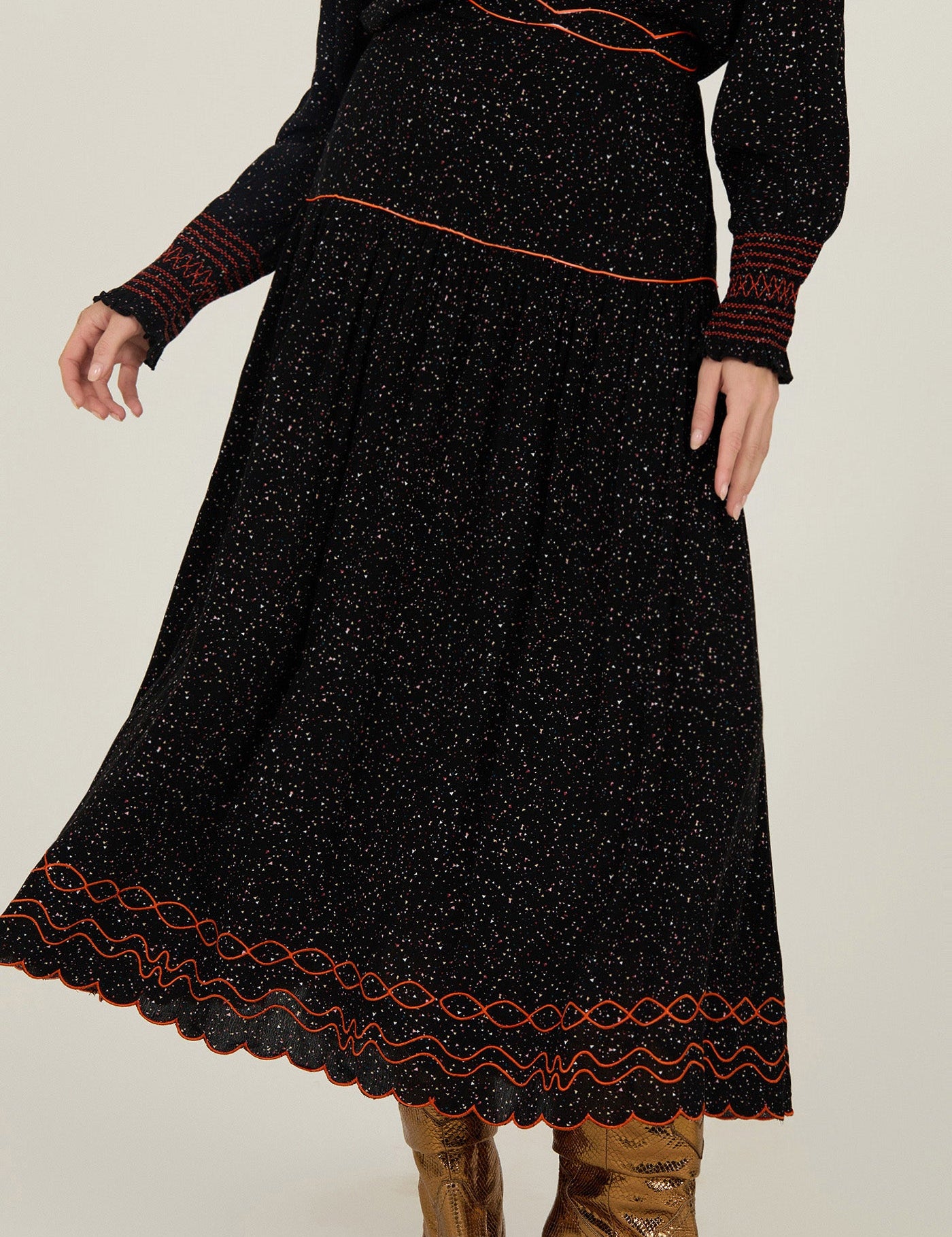 Schwarzer Midirock mit Stickdetails - Blossom Hair & Fashion