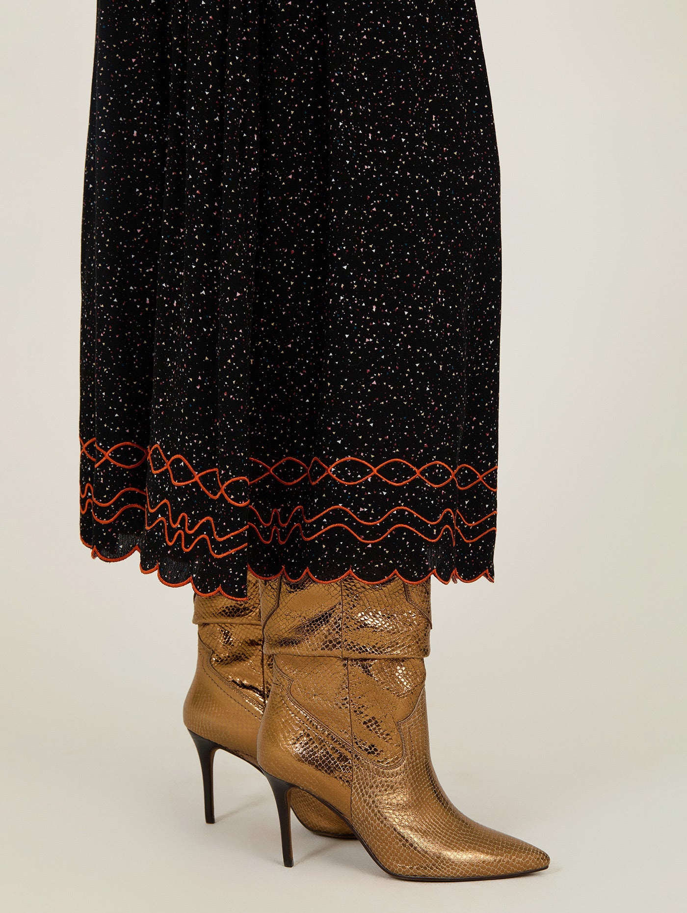 Schwarzer Midirock mit Stickdetails - Blossom Hair & Fashion