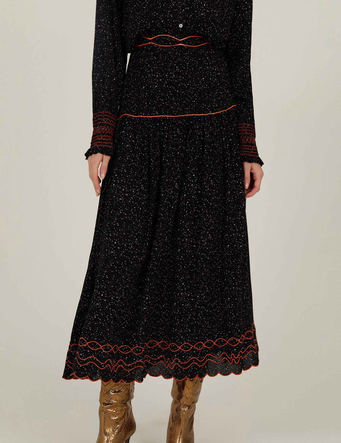 Schwarzer Midirock mit Stickdetails - Blossom Hair & Fashion