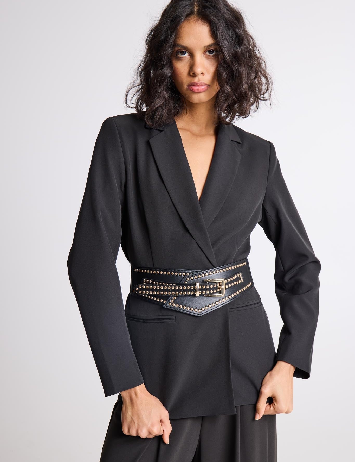 Schwarzer Taillengürtel mit Nieten und goldener Schnalle - Blossom Hair & Fashion