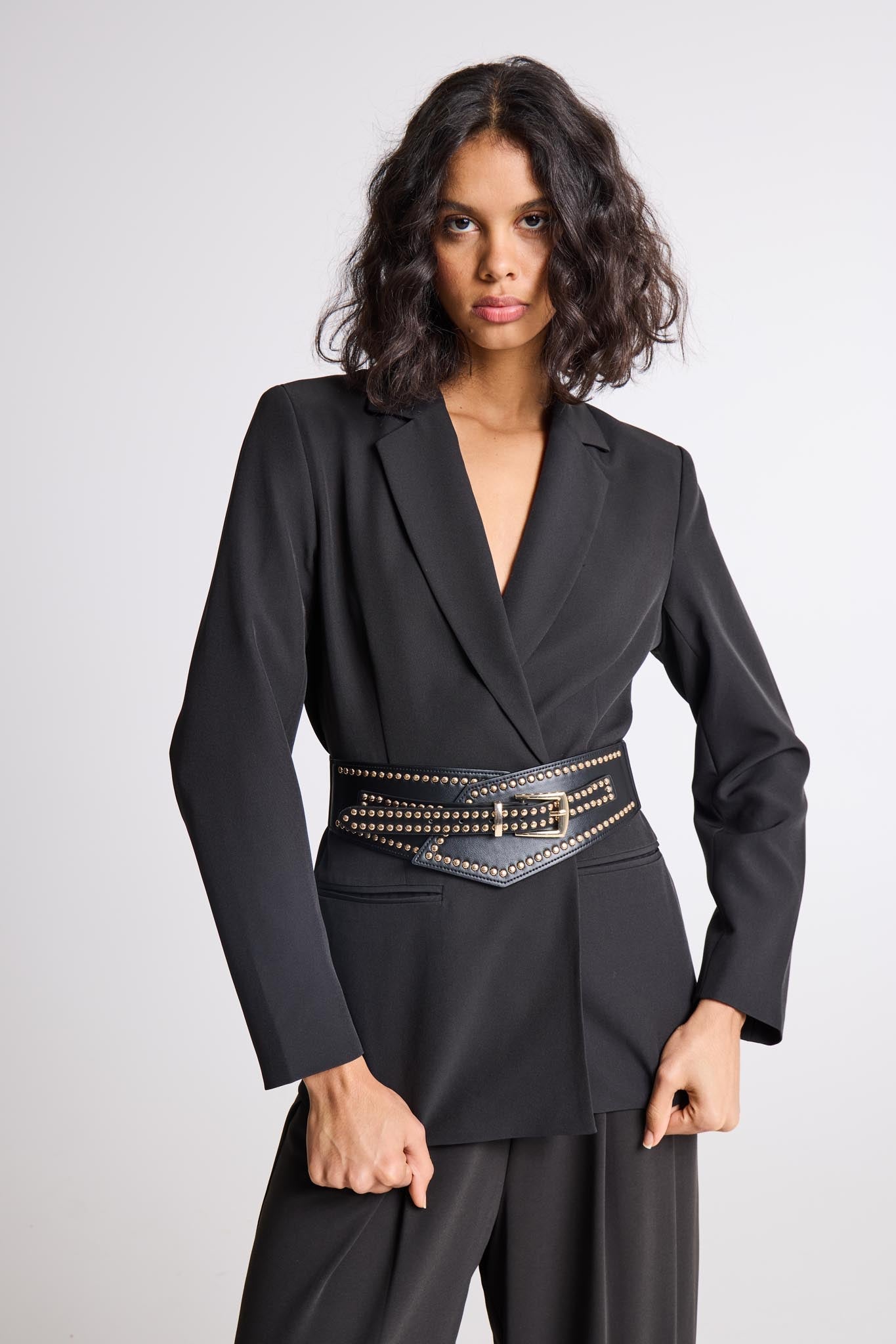 Schwarzer Taillengürtel mit Nieten und goldener Schnalle - Blossom Hair & Fashion