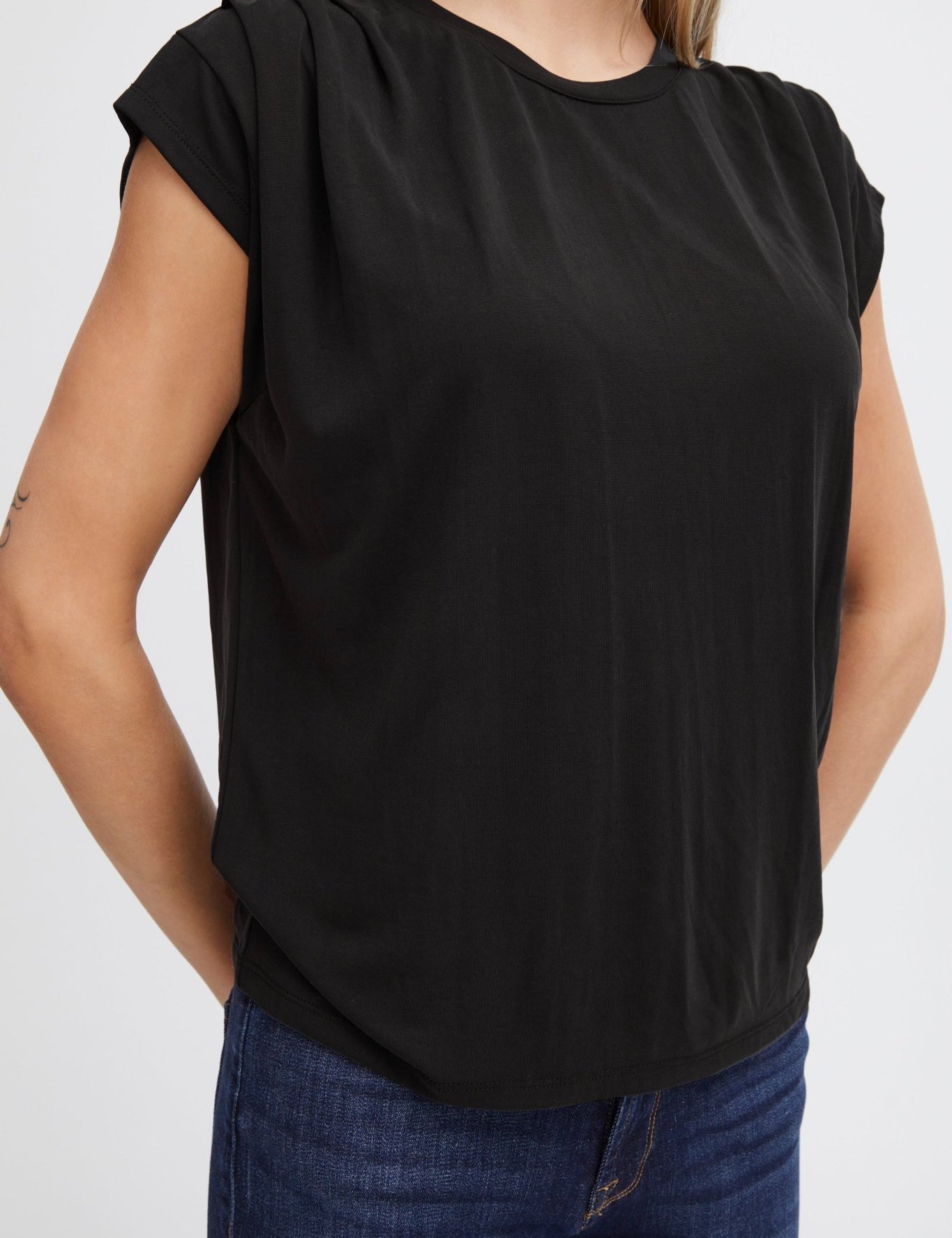 Schwarzes ärmelloses Shirt mit Boxy Fit - Blossom Hair & Fashion