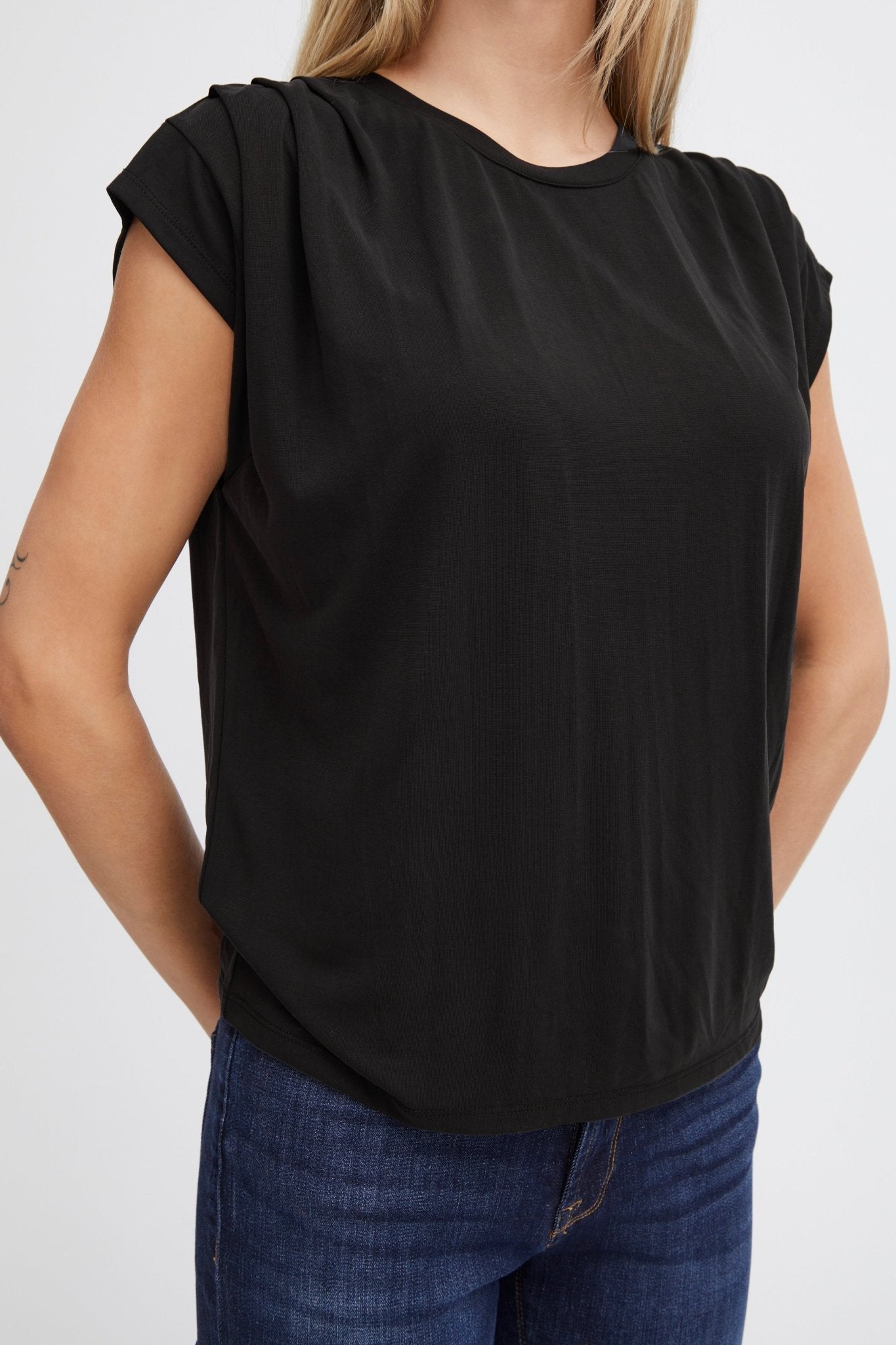 Schwarzes ärmelloses Shirt mit Boxy Fit - Blossom Hair & Fashion