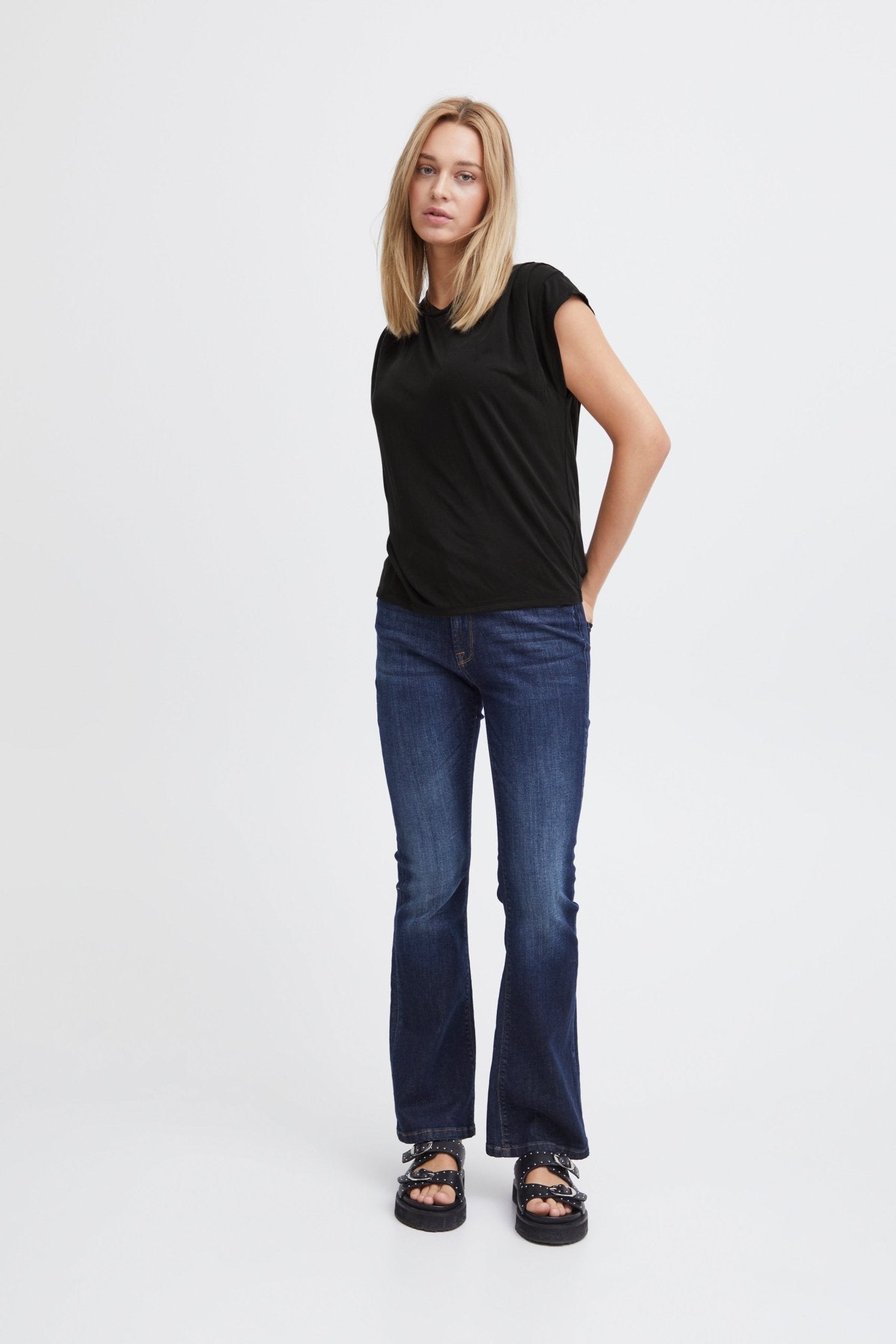 Schwarzes ärmelloses Shirt mit Boxy Fit - Blossom Hair & Fashion