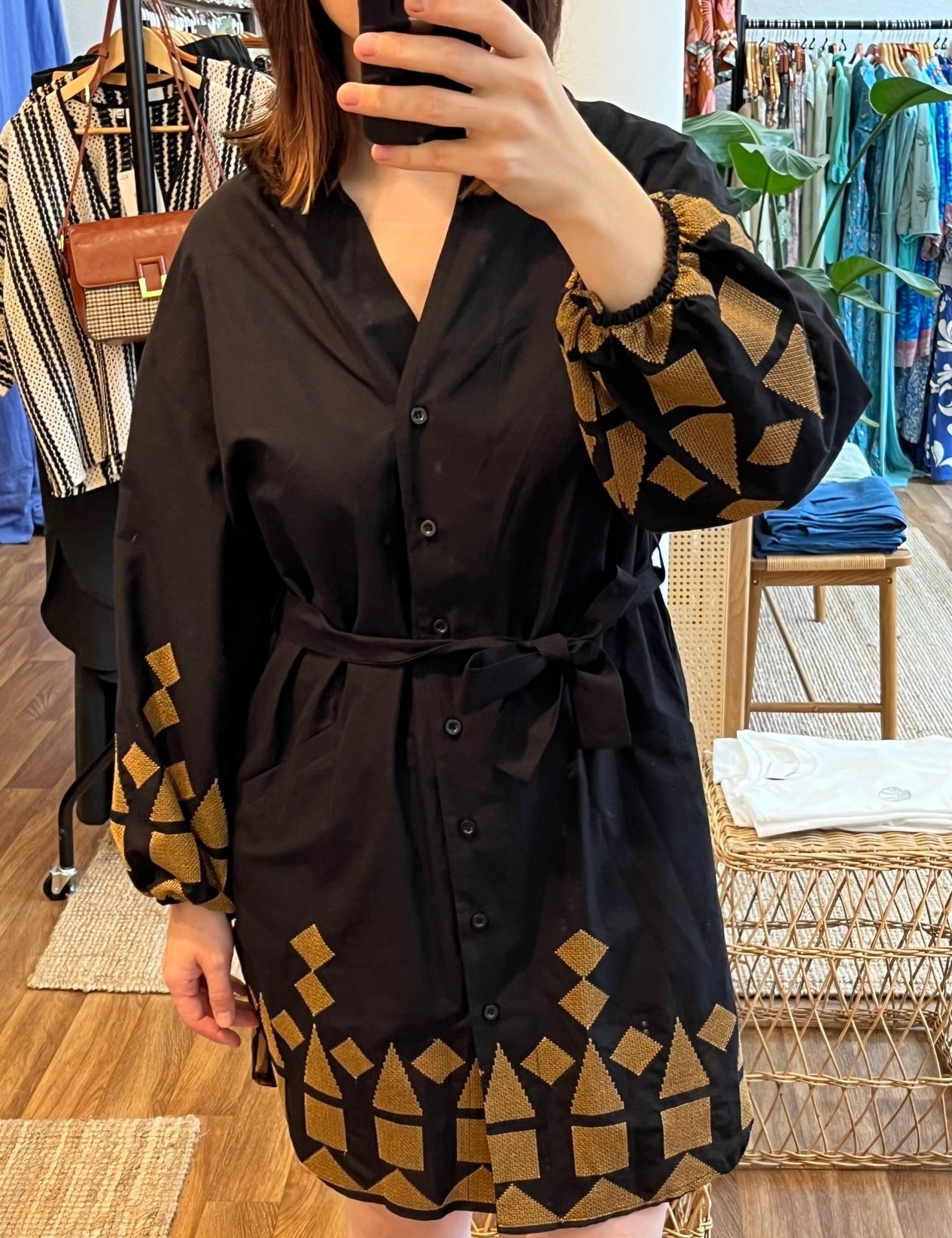 Schwarzes Baumwollkleid mit goldener Stickerei - Blossom Hair & Fashion