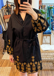 Schwarzes Baumwollkleid mit goldener Stickerei - Blossom Hair & Fashion