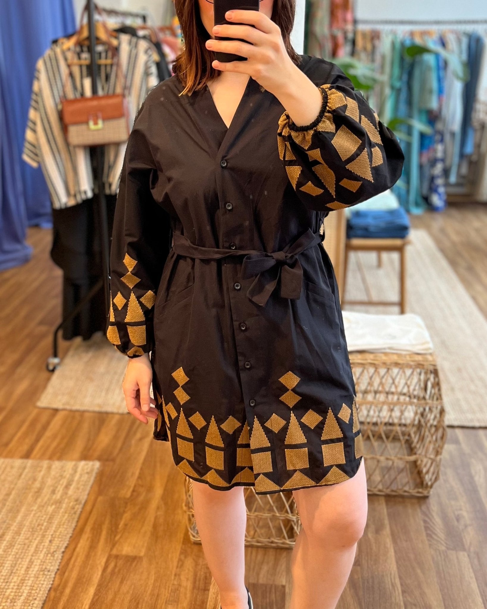 Schwarzes Baumwollkleid mit goldener Stickerei - Blossom Hair & Fashion