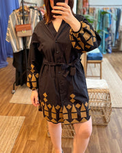 Schwarzes Baumwollkleid mit goldener Stickerei - Blossom Hair & Fashion