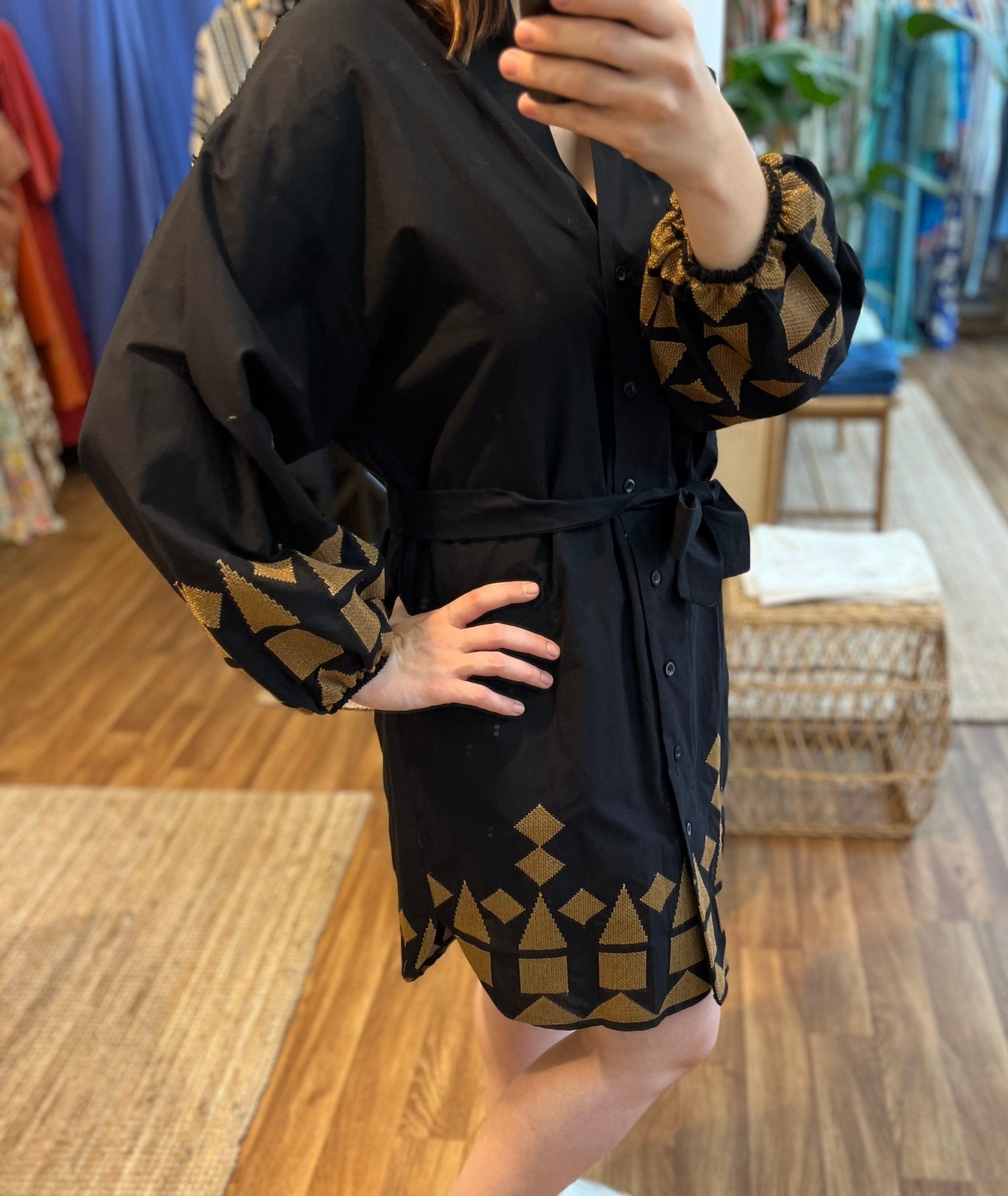 Schwarzes Baumwollkleid mit goldener Stickerei - Blossom Hair & Fashion
