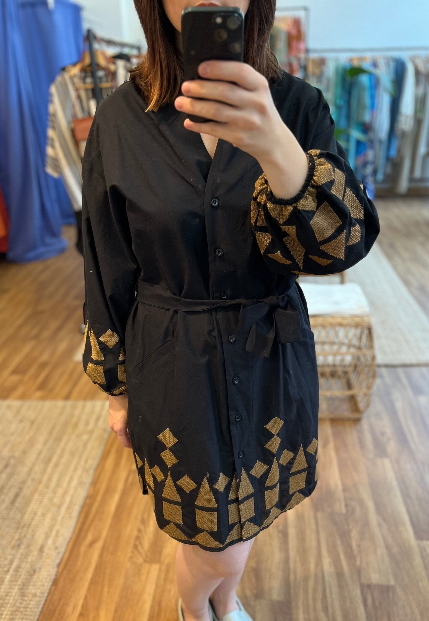 Schwarzes Baumwollkleid mit goldener Stickerei - Blossom Hair & Fashion