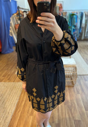 Schwarzes Baumwollkleid mit goldener Stickerei - Blossom Hair & Fashion