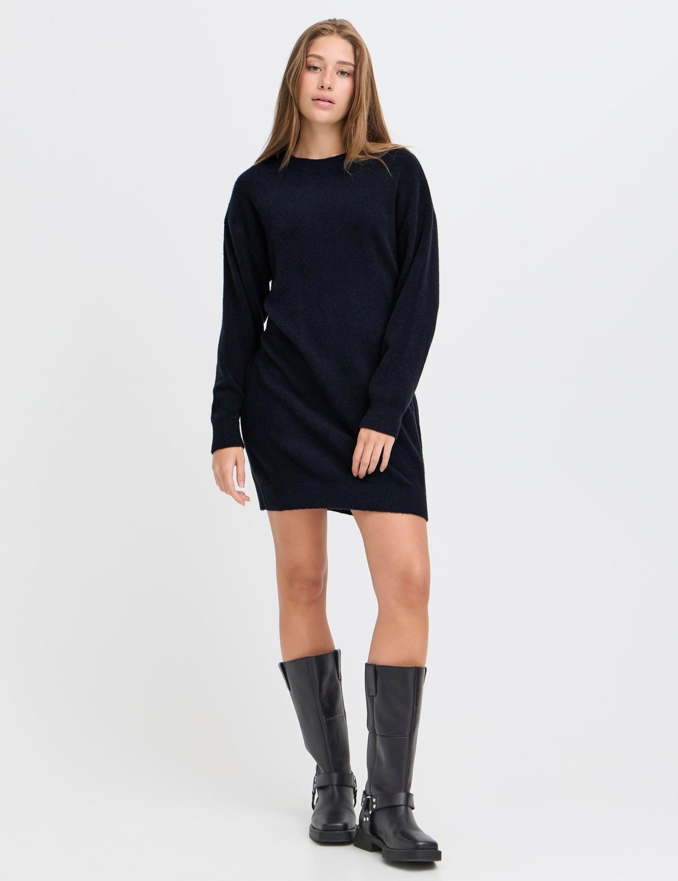 Schwarzes Damen Strickkleid – Loose Fit mit langen Ärmeln - Blossom Hair & Fashion